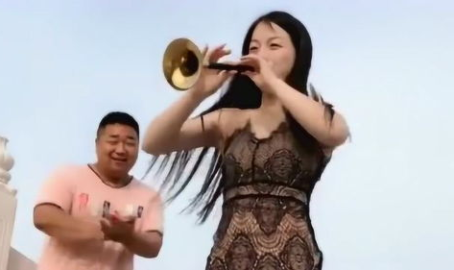 吹肺活量小姐姐,小姐姐的吹气风采