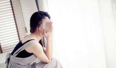 小姐姐接白衣战士的电话,传递战疫温情