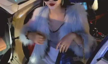 穿皮裤戴鸭舌帽的小姐姐,皮裤鸭舌帽小姐姐的潮流风采”