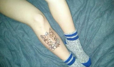 腿上有纹身的女网红吃瓜,揭秘娱乐圈背后的秘密