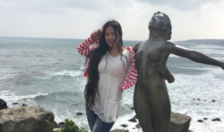 灵石80后小姐姐雕像,穿越时空的青春印记