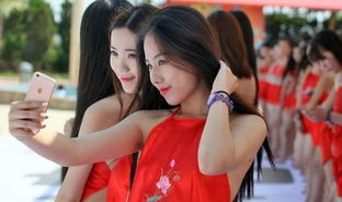 网红女拍照吃瓜,揭秘幕后美食诱惑
